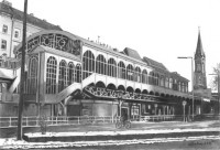 Kreuzberg-Motiv U-Bhf. Grlitzer Bahnhof - Auenansicht (Berlin-Kreuzberg) - Bleistiftzeichnung von Marion Lux, Berlin