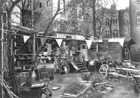 Kreuzberg-Motiv Wagenburg Kreuzdorf – Variante 2 (Mariannenplatz, Berlin-Kreuzberg) - Bleistiftzeichnung von Marion Lux, Berlin